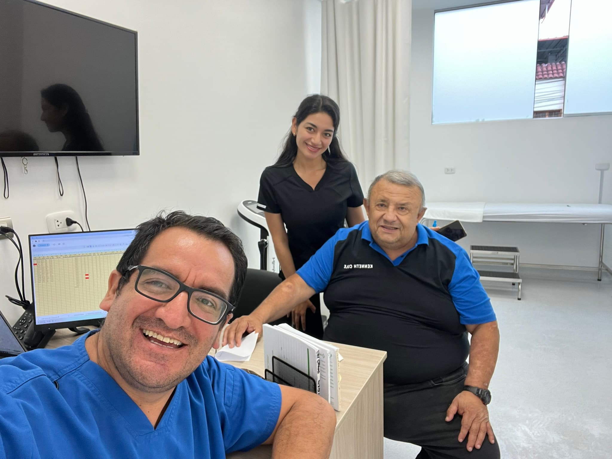 Dr. Salazar con pacientes