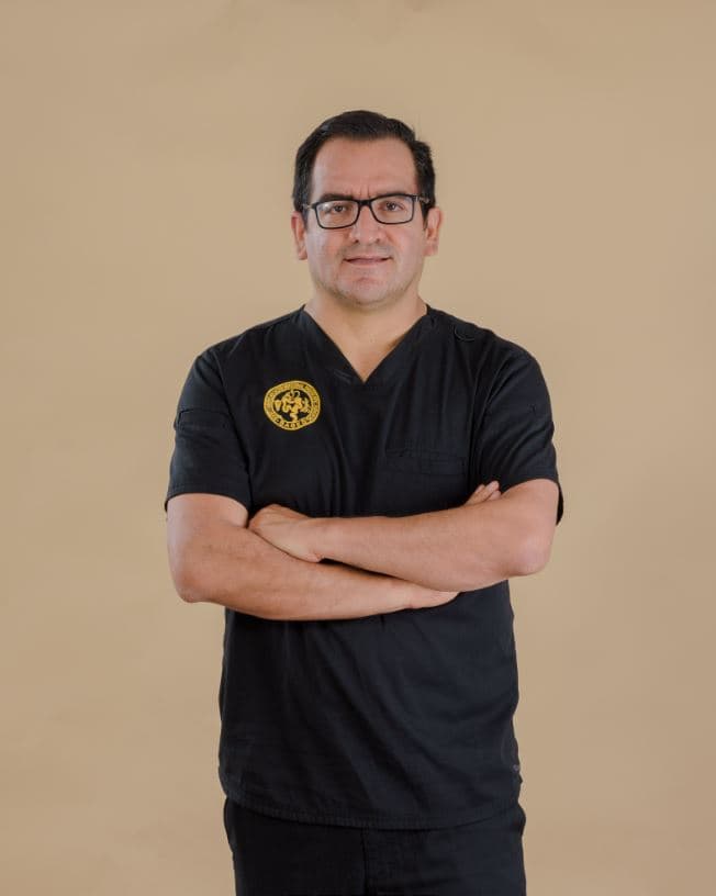 Dr. Víctor Augusto Salazar Tantaleán, cirujano bariatra en Trujillo, en pabellón quirúrgico